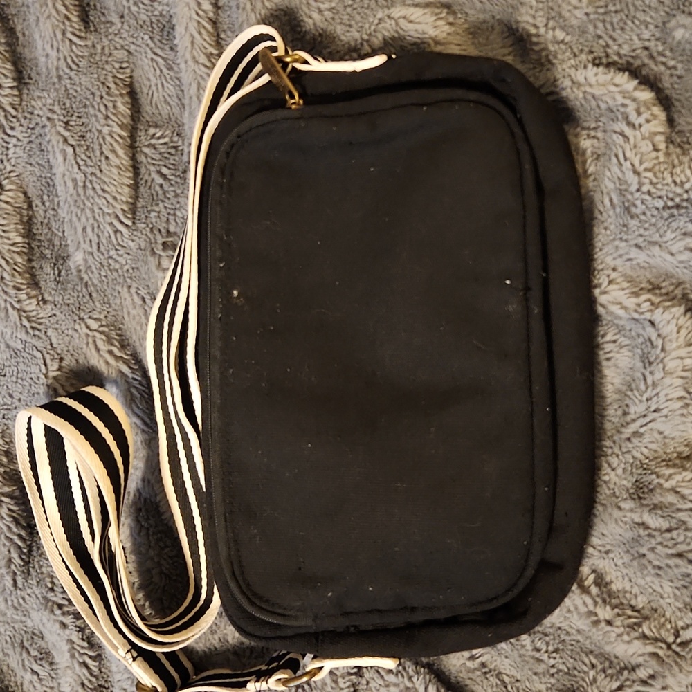 Thirty-one crossbody patterned black  bag with multiple zippers